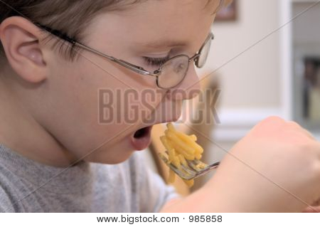 Chlapec jíst makaróny a sýr