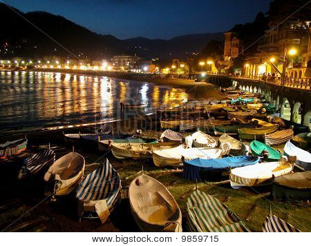 Cidade à beira-mar de Levanto à noite