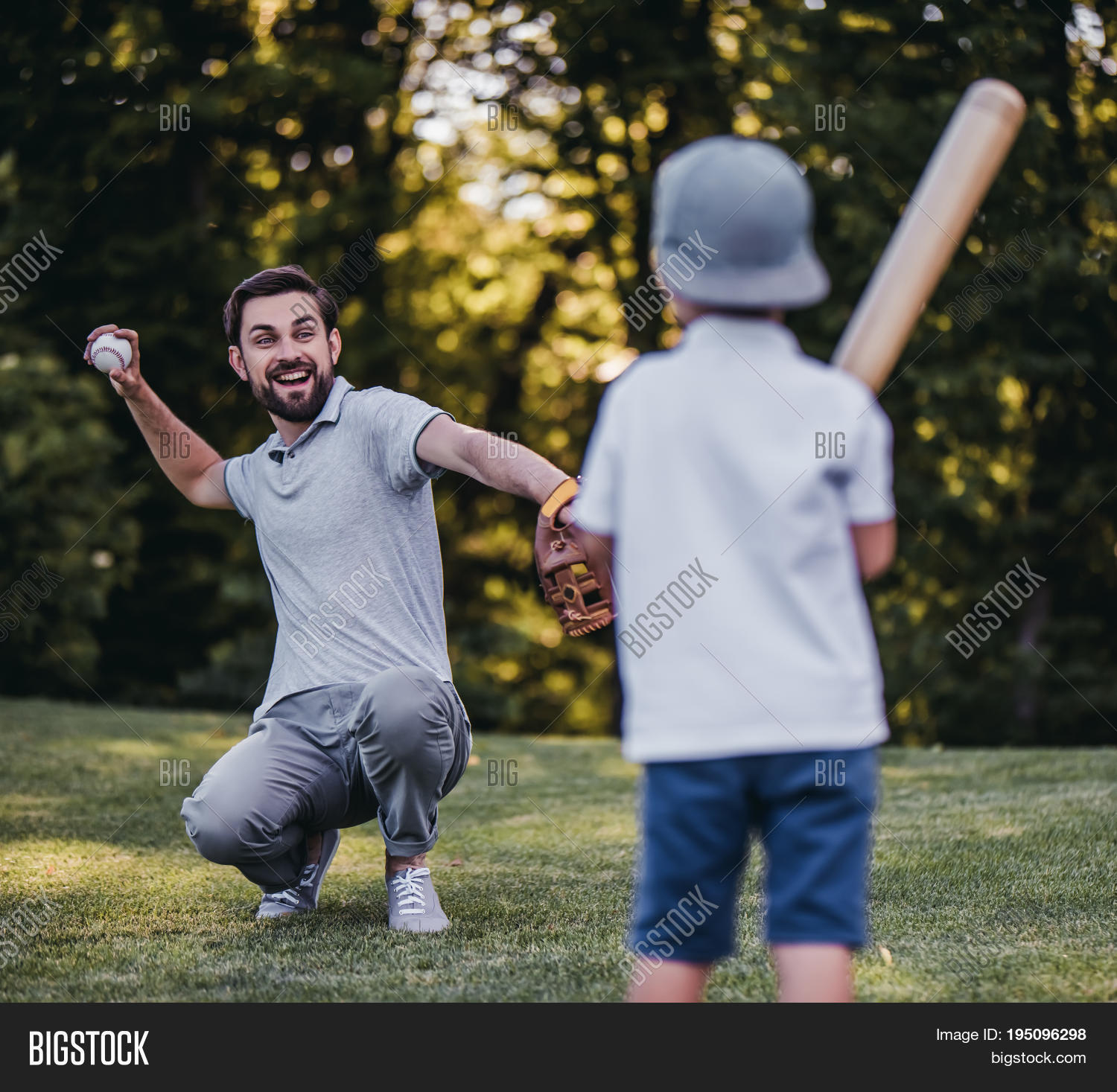 Дети улицы. Throwing catching kids box 2. Дети играют в салочки. Дети играют в салочки. Дети играющие в догонялки.