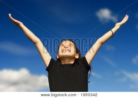 Jeune fille montrant Jubilation les deux bras ouvert large