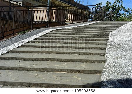Large staircase walkable even by elderly people