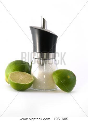 Twee helften van groene limoen en suiker Dispenser