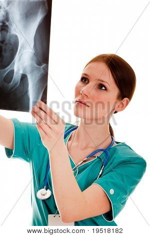 Velmi ženský lékař při pohledu na obrázek xray