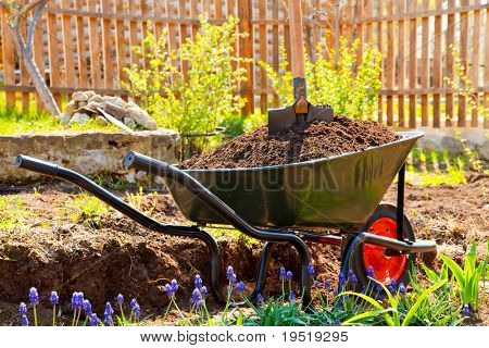Schubkarre in einem Garten