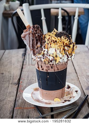 Vanilla Ice Cream With Chocolate Sauce, Cereal And Chocolate Ice Cream Bar