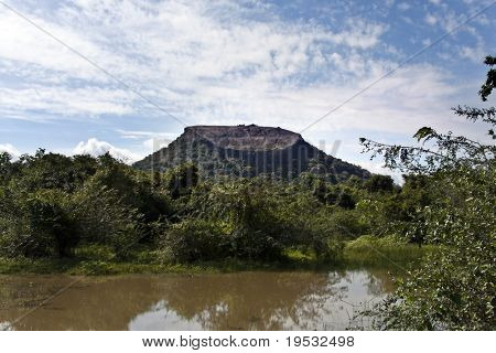 Pidurangala rock, Sri Lanka. Questo antico sito era una volta il sito delle Royal Pidurangala Rock Monas