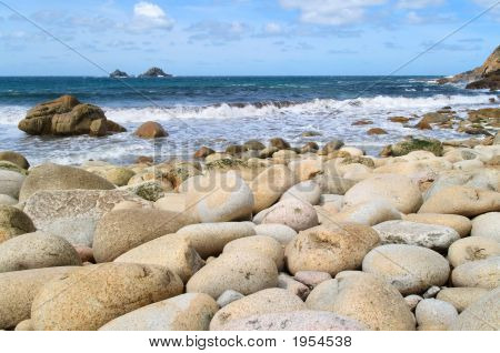 Porth Nanven 해변, 콘월, 영국에서 큰 둥근 돌.