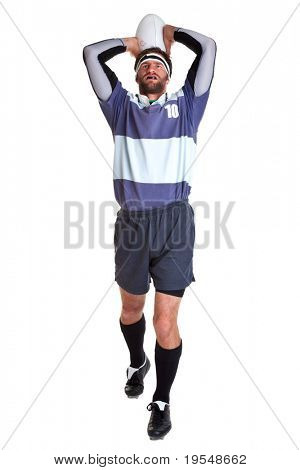 Foto af en rugbyspiller kaster bolden for en linje ud, skåret ud på en hvid baggrund.