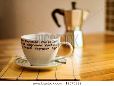 Šálek kávy espresso maker v pozadí