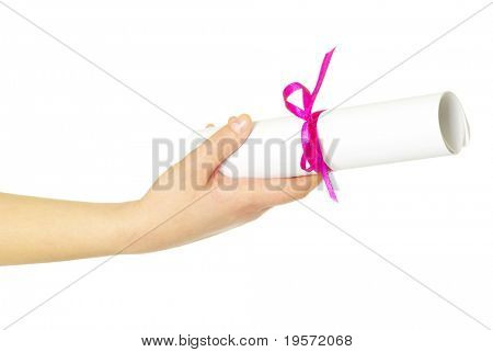 Diploma com uma fita vermelha na mão isolado no branco