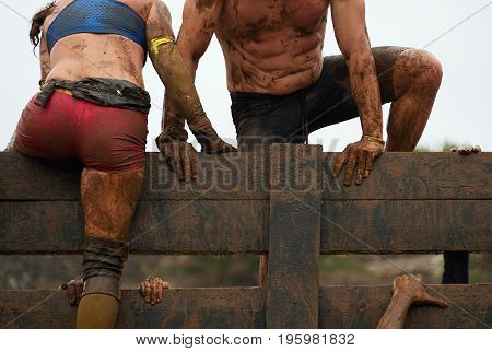 Mud race runners participants overcome obstáculos, extreme sport
