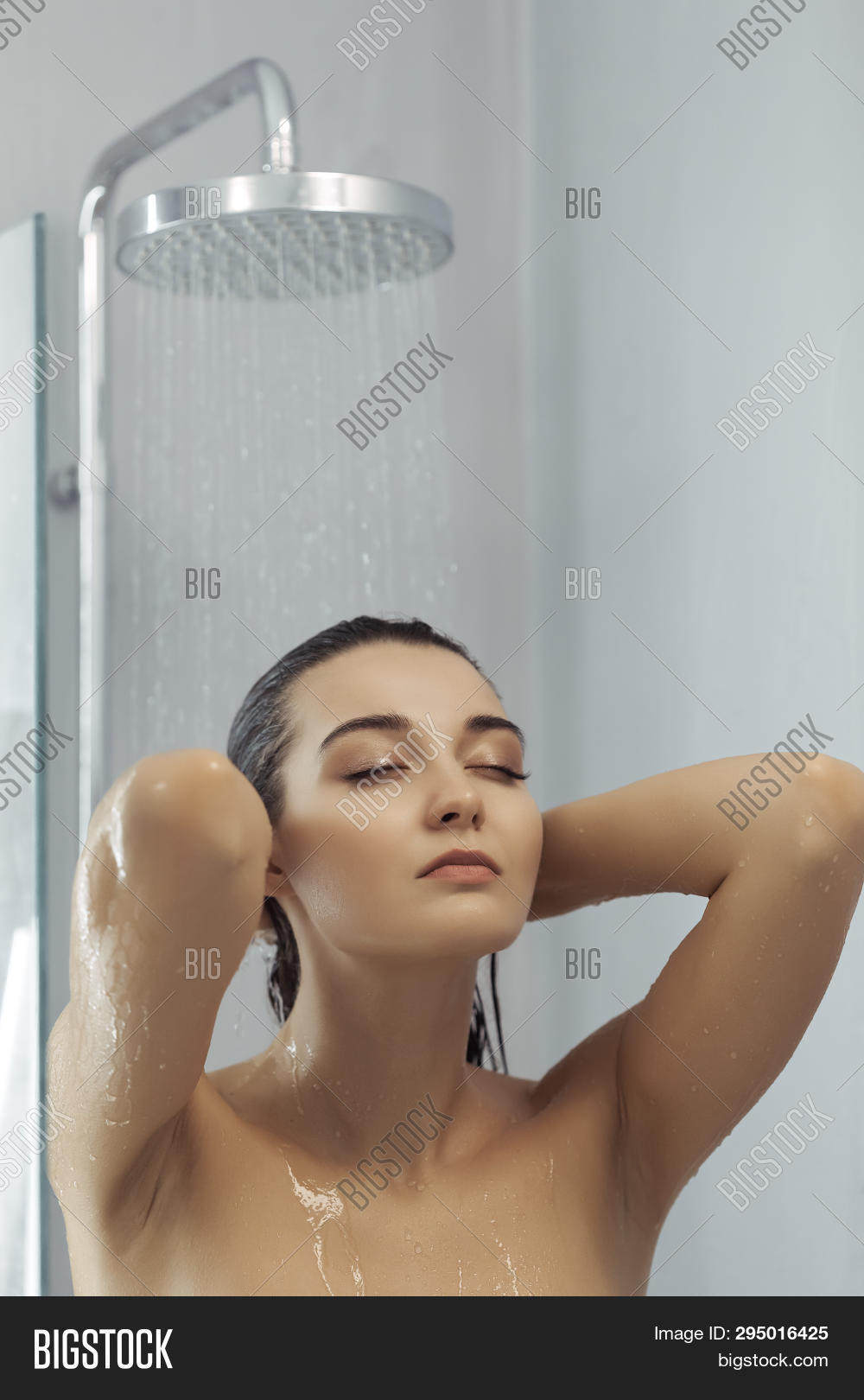 Азиатка под душем