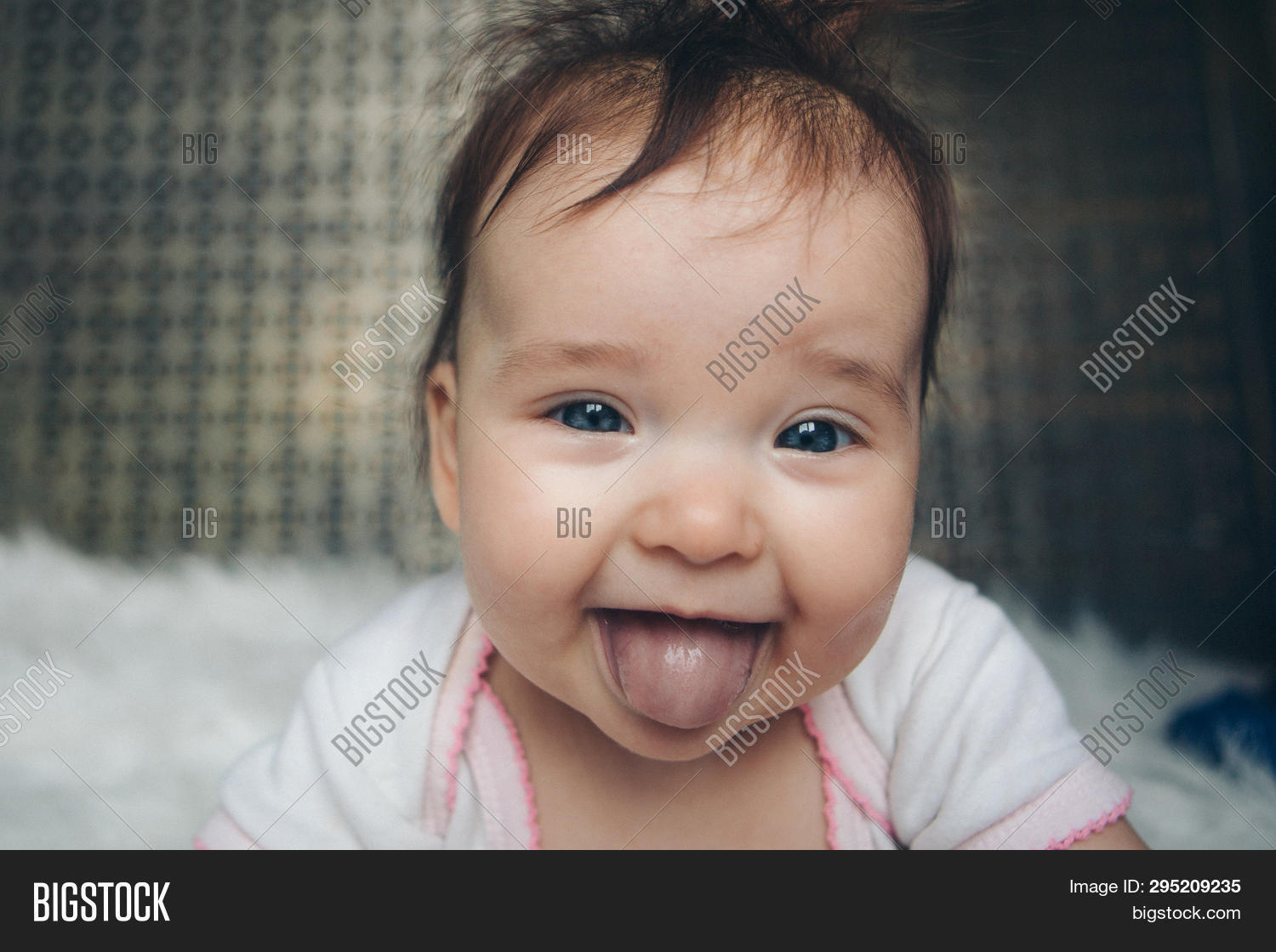 Дети на белом фоне. Высунутый язык. Ребенок с высунутым языком. Маленькая девочка с высунутым языком. Новорожденный ребенок с высунутым языком.