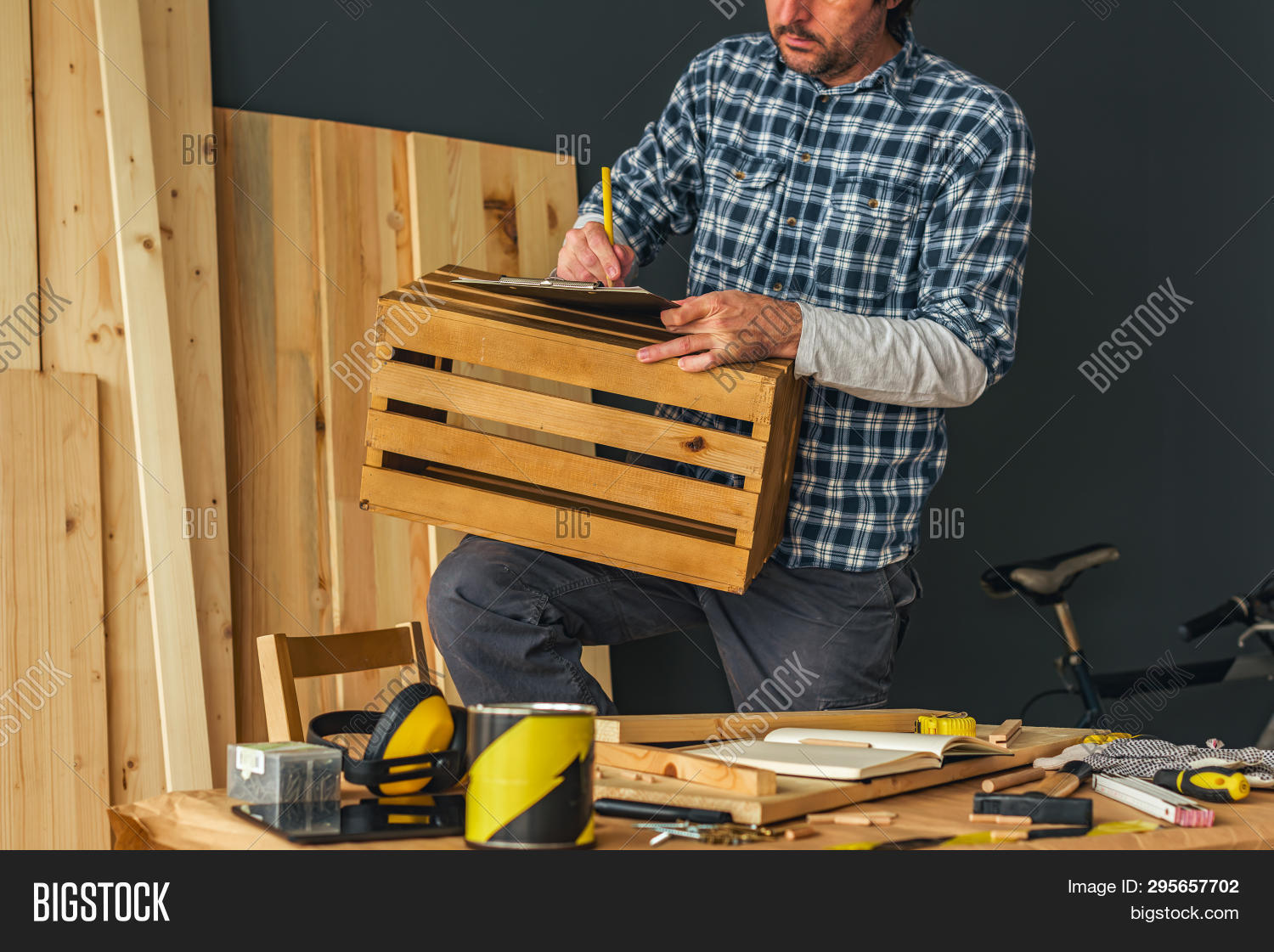 Столяр плотник. Плотницкие и строительные услуги. Столяр. Стол плотника. Человек рабоющим с деревом.