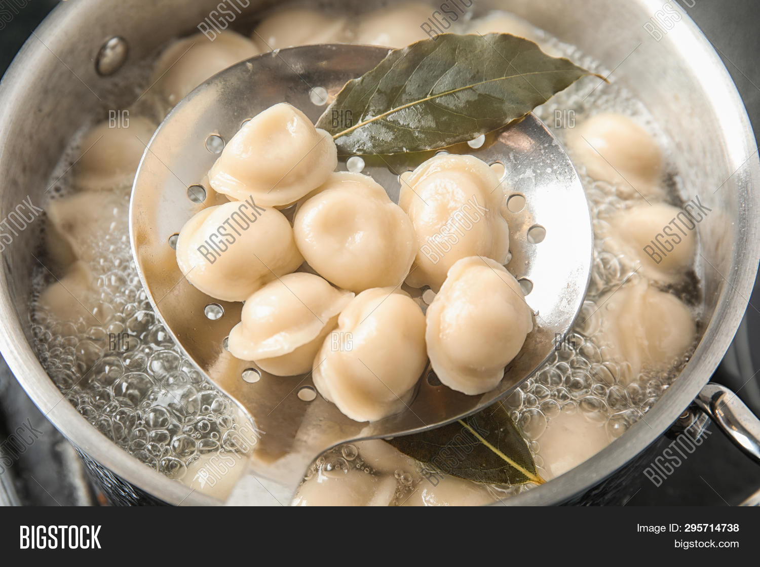 Отвратительные пельмени. Пельмени в кастрюле. Пельмени на теплой воде. Пельмени на теплой воде. Варка пельменей.