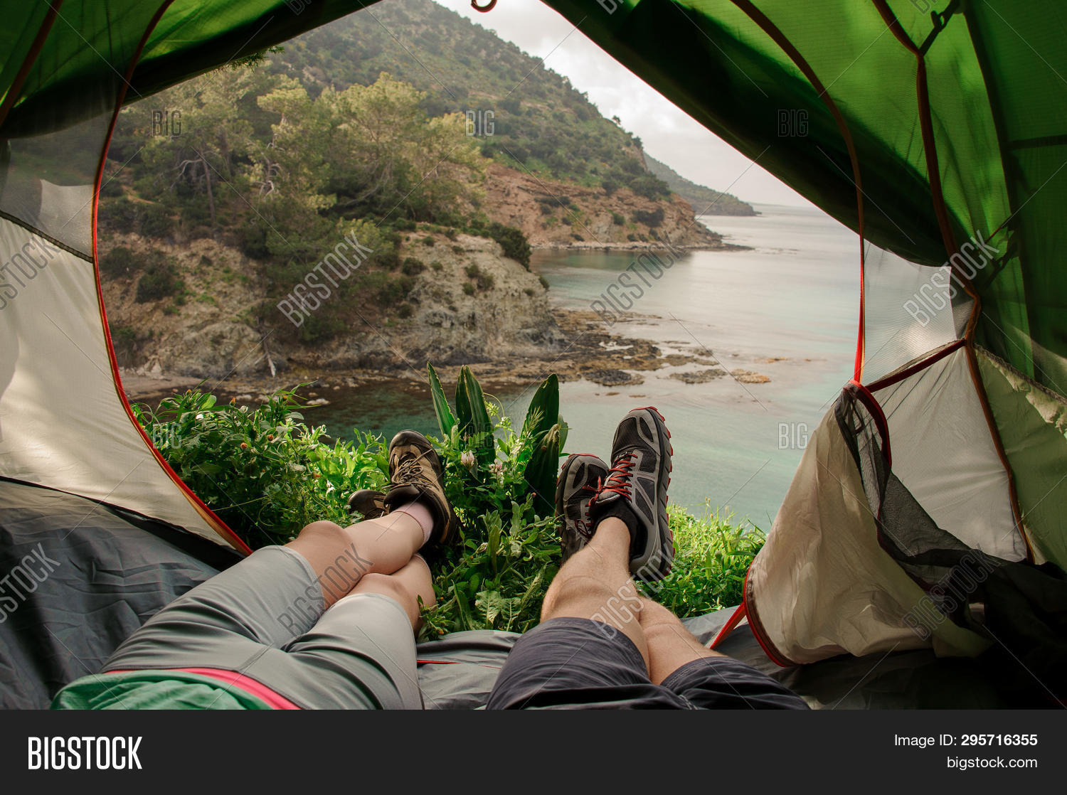 Красивые фото двух девушек в горах. Exciting view. Необычные путешествия. Сардиния пейзаж. Красивые картинки путешествия.