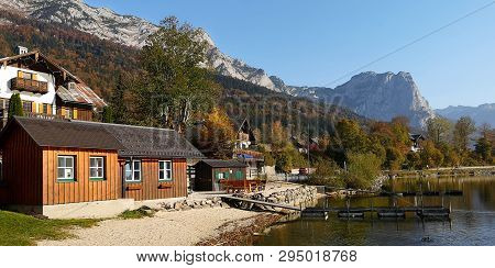 Grundlsee, Austria - October 15, 2018. View Of The Lake Grundlsee In The Early Autumn Morning. Villa