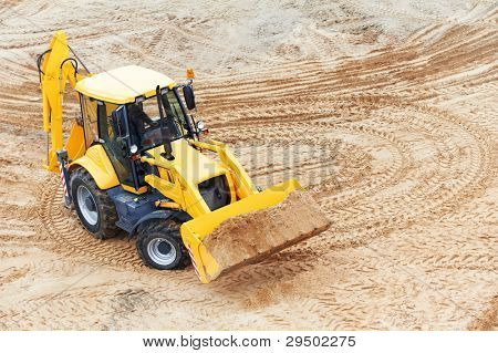 Radlader Bagger mit Tieflöffel laden Sand am Eathmoving arbeitet in Baustelle