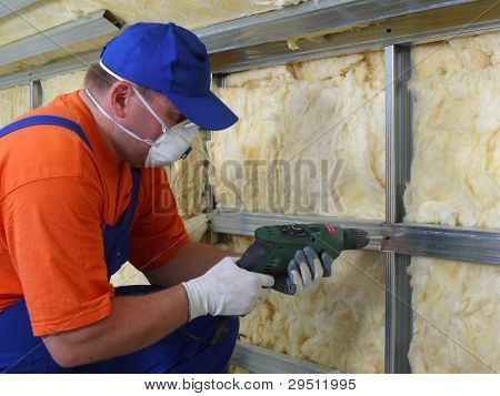 Bauarbeiter, Wärme isolierend Haus Dachgeschoss mit Mineralwolle
