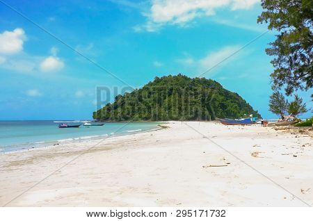 Beautiful Sunny Beach Coastline With Sandy Beach In Kulambu Island,kudat,sabah,malaysia.kulambu Isla