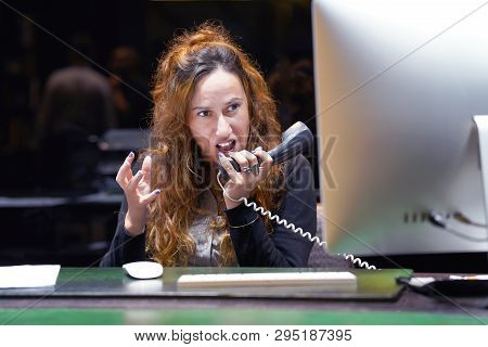 A Woman-reception Swears With The Client By Phone