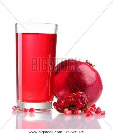 rijpe pomergranate en glas sap geïsoleerd op wit