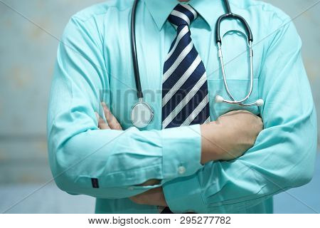 Doctor With Stethoscope To Checking The Patient In The Hospital Ward : Healthy Strong Medical Concep