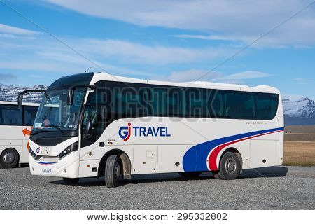 Jokulsarlon Iceland - Oktober 7. 2018: Mercedes Benz Tourist Bus From Icelandic Bus Travel Operator 