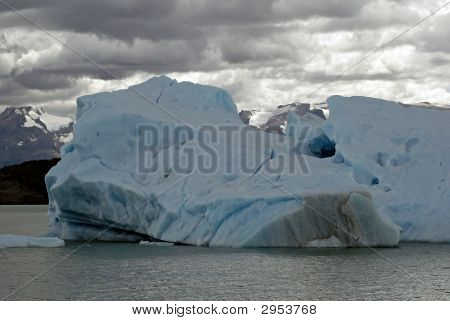 ภูเขาน้ำแข็งใน Lake Argentino ใกล้ Upsala กลาเซียร์