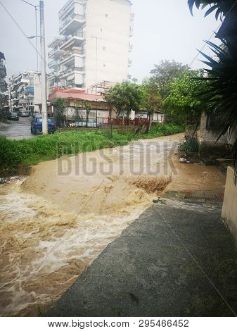 Thessaloniki 14 April 2019 Very Strong Rain Today In The City The Water That Is Coming From The Moun