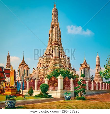  Beautiful view of War Arun a Buddhist temple in Bangkok Yai district of Bangkok,, Thailand. 