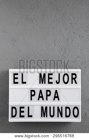 'el Mejor Papa Del Mundo' Words On Modern Board Over Gray Background. Overhead, From Above, Flat Lay