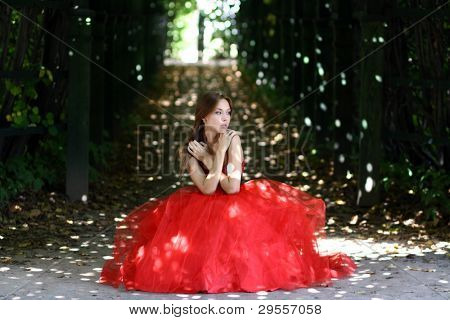 สาวสวยในชุดแดงเดินปราบในสวน