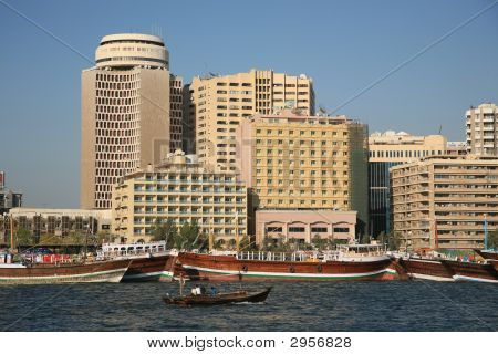 Edifícios ao lado do Dubai Creek