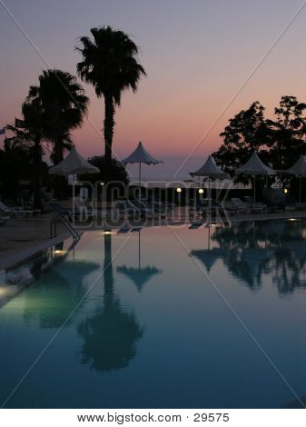 Swimmingpool ved solnedgang 2