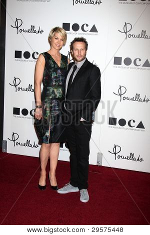 LOS ANGELES - 30 JAN: Jenna Elfman, Bohdi Elfman arriveert bij Pomellato Boutique Opening op Pomellato