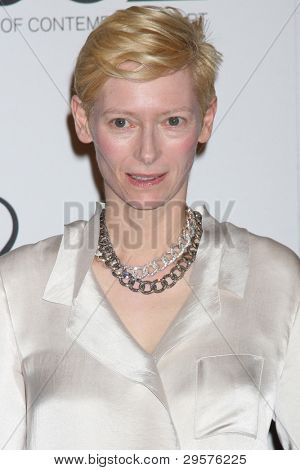 LOS ANGELES - JAN 30: Tilda Swinton arriva all'apertura Boutique Pomellato presso Pomellato Boutique su 
