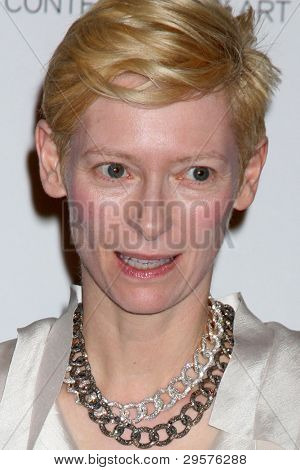 LOS ANGELES - JAN 30: Tilda Swinton arriva all'apertura Boutique Pomellato presso Pomellato Boutique su 