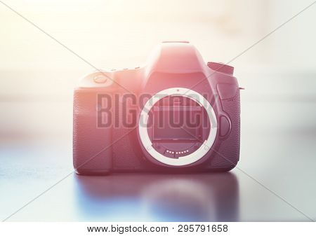 Professional Camera: Reflex Camera With Open Sensor. Sunlight.