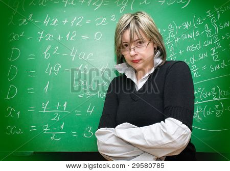 Vihainen opettaja Blackboard taustalla