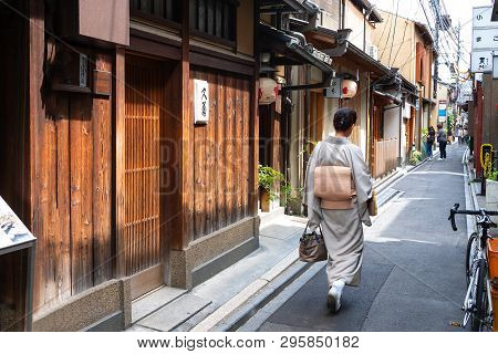 Kyoto, Japan - June 12, 2017: A Lady In Traditional Kimono Walking In A Alley Of The Ancient Ponto-c