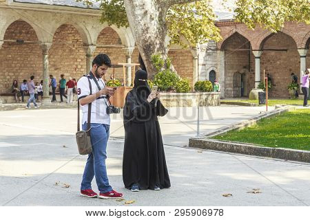 Istanbul, Turkey - September 11, 2017:  This Is A Scene In A Coutyard Of Topkapi Palace, In Which Un