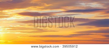 夕阳与层状点燃云的天空
