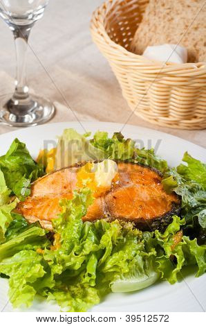 una fetta di salmone in un giardino di insalata
