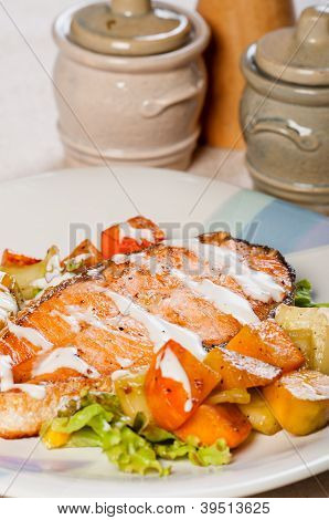 una fetta di salmone in un giardino di insalata