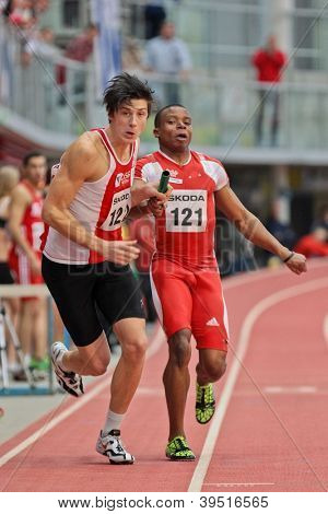 LINZ, Áustria - 25 de fevereiro: Ekemini Bassey (#121, Áustria) e sua equipe ganha o 4x200 metros revezamento 