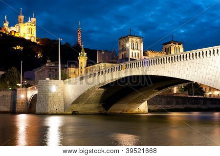 Lyon au-dessus de la rivière Saône nuit Nuageux