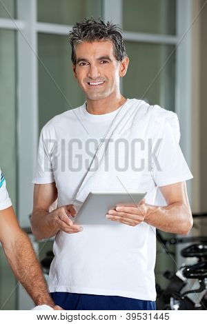 Retrato de hombre maduro feliz en tableta digital health club