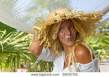 Genç sarışın kadın rahatlatıcı yaz tatil