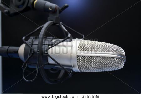 어두운 배경에 라디오 마이크